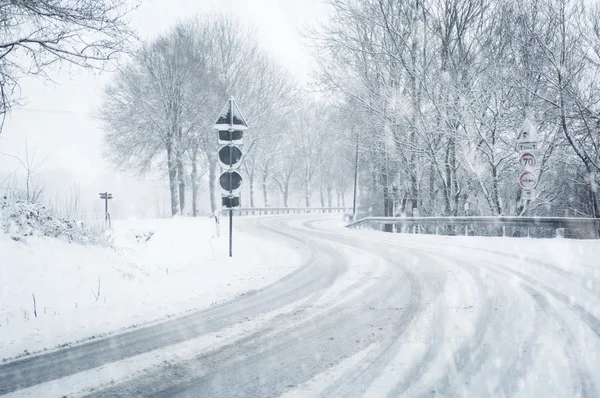 Condução de inverno - neve em uma estrada de país — Fotografia de Stock