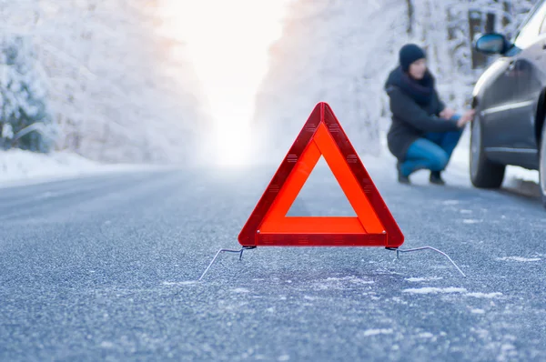 Condução de inverno - avaria do carro — Fotografia de Stock