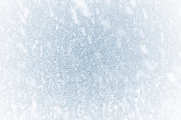 Condução de inverno - neve em um pára-brisa coberto de gelo — Fotografia de Stock