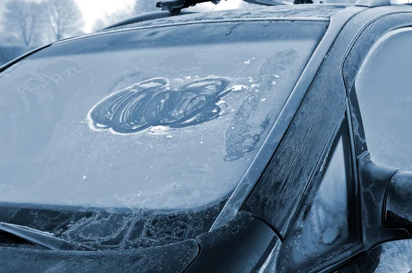 Condução de inverno - pára-brisas gelado — Fotografia de Stock