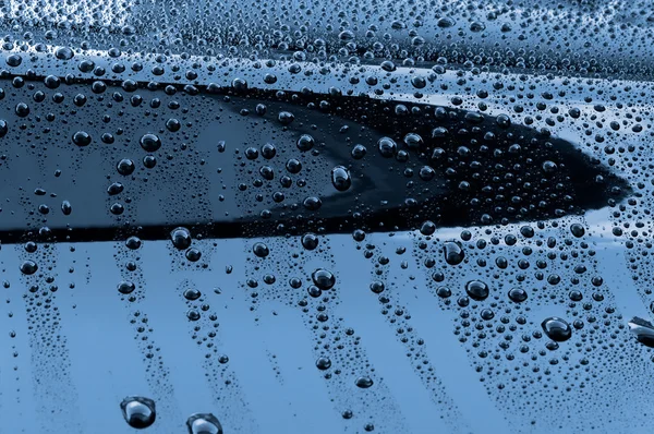 Gotas de agua en la pintura pulida del coche —  Fotos de Stock