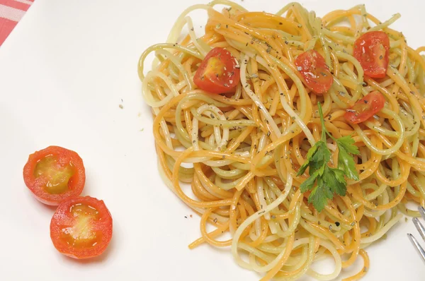 Spaghetti mit Tomaten und Gewürzen in Olivenöl — Stockfoto