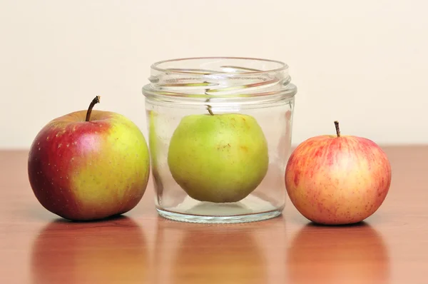 Appels in glazen potten — Stockfoto