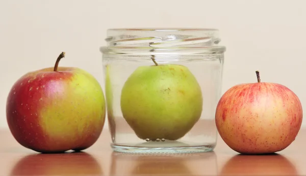 Appels in glazen potten — Stockfoto