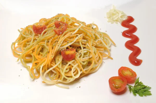 Spaghetti mit Tomaten und Gewürzen in Olivenöl — Stockfoto