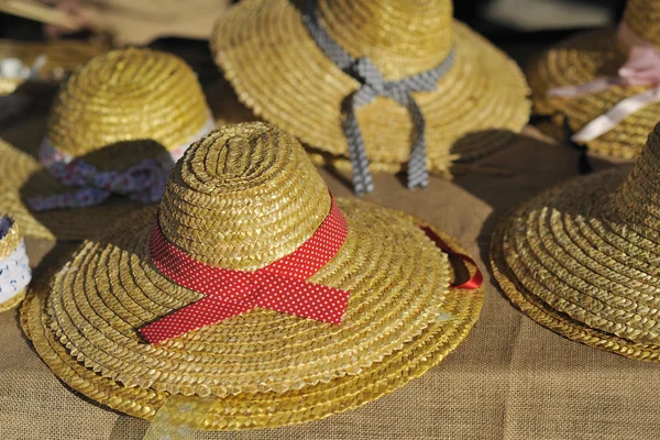 Mandenmakerswerk hoeden — Stockfoto