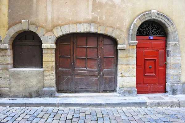 Puertas de madera grandes y señoriales —  Fotos de Stock