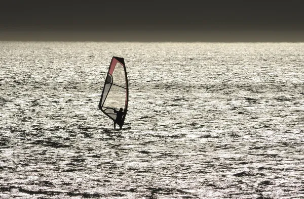 Windsurfer na praia — Fotografia de Stock