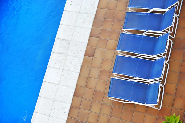 Sillas junto a la piscina — Foto de Stock