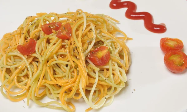 Spagetti, paradicsommal és fűszerekkel olívaolaj — Stock Fotó