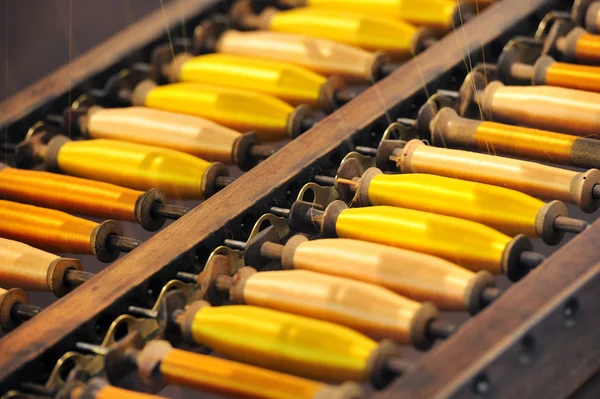 Bobinas de hilo de seda de tonos amarillos —  Fotos de Stock