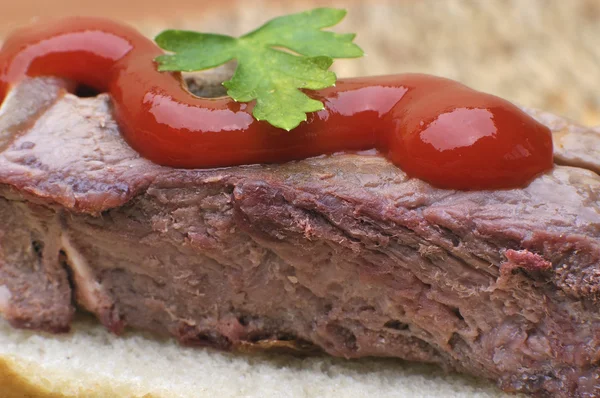 Sanduíche de bife com pimenta e tomate — Fotografia de Stock