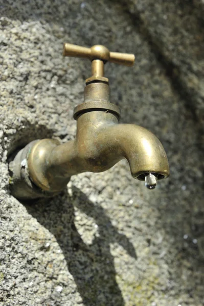 Grifo metálico con gota de agua — Foto de Stock