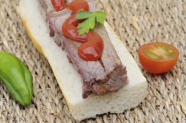 Steak sandwich dengan lada dan tomat — Stok Foto