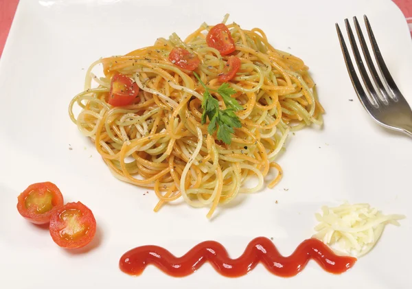 Spaghetti med tomat och kryddor i olivolja — Stockfoto