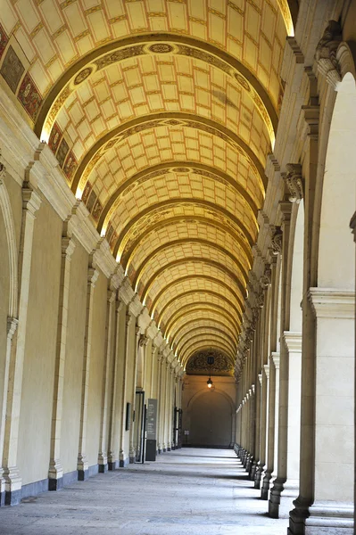 Välvda korridoren av museum i lyon — Stockfoto
