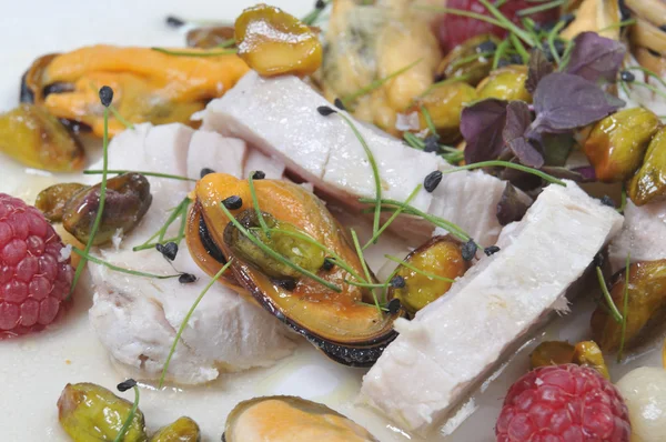 Gemischter Salat mit Miesmuscheln und roten Früchten — Stockfoto