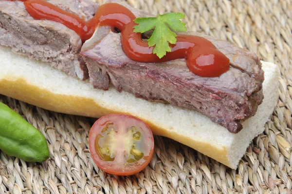 Sanduíche de bife com pimenta e tomate — Fotografia de Stock