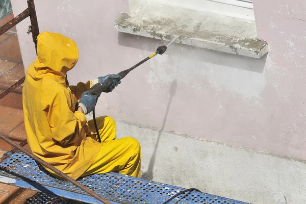 Człowiek pracy myjki ciśnieniowe — Zdjęcie stockowe