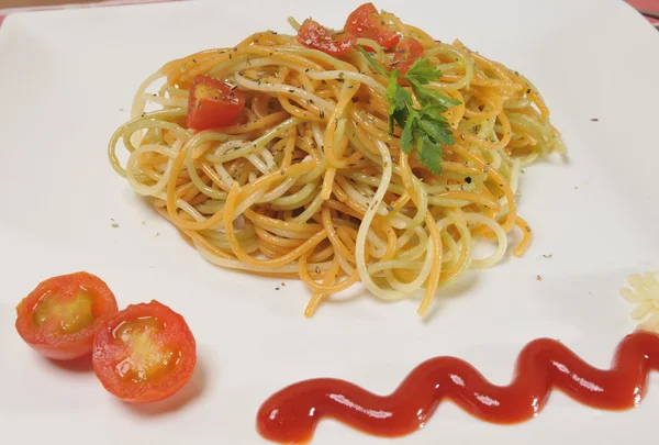 Espaguete com tomate e especiarias em azeite — Fotografia de Stock