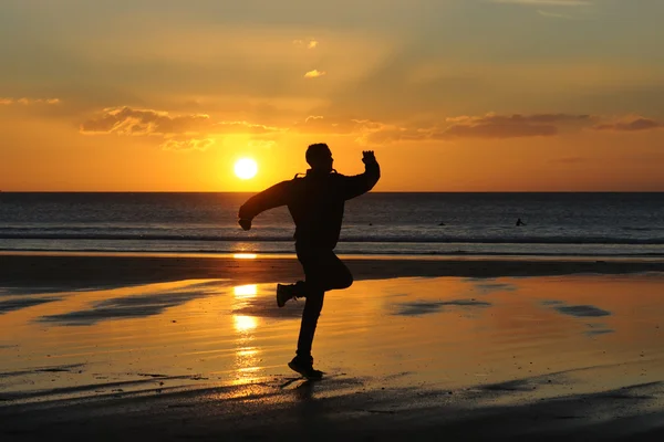 Mężczyzna biegający po plaży — Zdjęcie stockowe