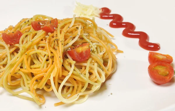 Spaghetti mit Tomaten und Gewürzen in Olivenöl — Stockfoto