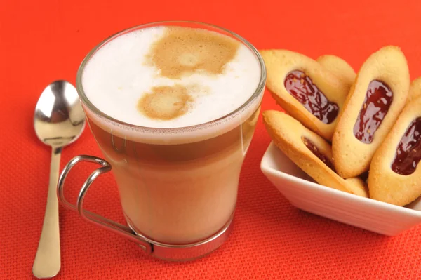 Latte macchiato e biscotti alla fragola — Foto Stock