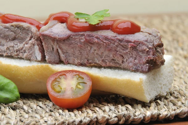 Steak sandwich dengan lada dan tomat — Stok Foto