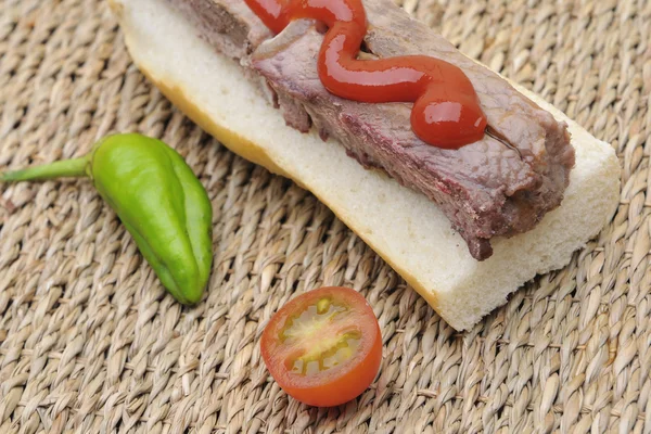 Biffsmørbrød med pepper og tomat – stockfoto