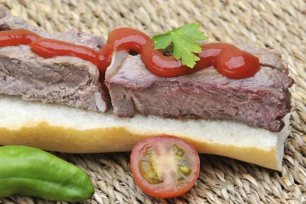 Sanduíche de bife com pimenta e tomate — Fotografia de Stock