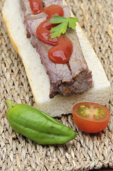 Sanduíche de bife com pimenta e tomate — Fotografia de Stock