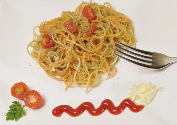 Spagetti, paradicsommal és fűszerekkel olívaolaj — Stock Fotó