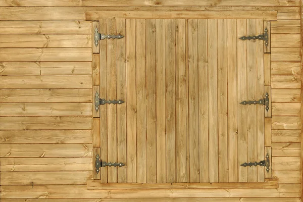 Gevel van houten huis en rustieke venster — Stockfoto