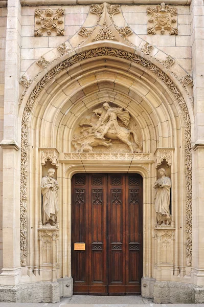 Large and stately wooden doors — Stock Photo, Image