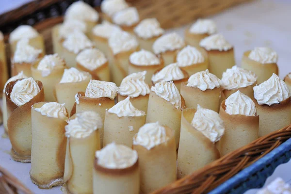 Desserts und verschiedene Süßigkeiten — Stockfoto