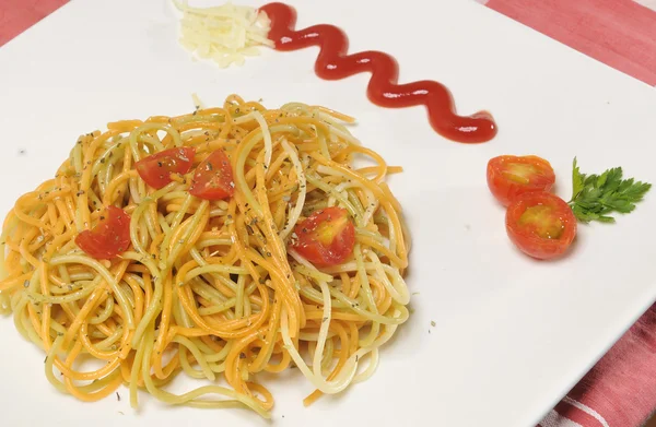 スパゲッティバジルとトマトとオリーブ油でスパイス — ストック写真
