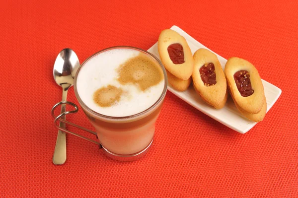 Latte macchiato and strawberry cookies — Stock Photo, Image