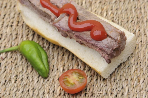 Sanduíche de bife com pimenta e tomate — Fotografia de Stock