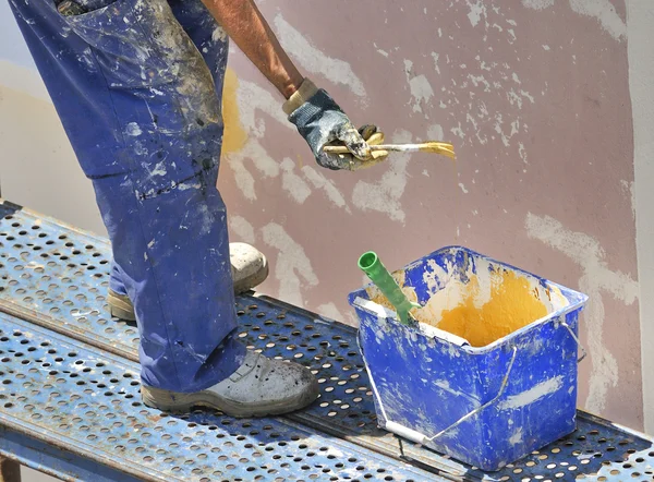 Man painting house — Stock Photo, Image