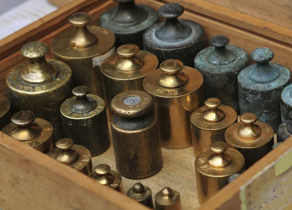 Wooden box with weight scale — Stock Photo, Image