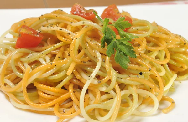 Spaghetti mit Tomaten und Gewürzen in Olivenöl — Stockfoto