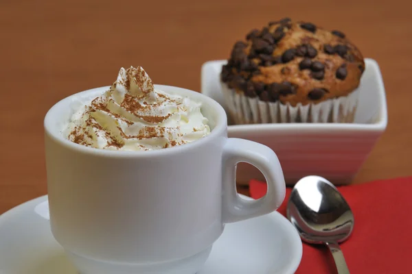 Café vienense e muffins de chocolate — Fotografia de Stock