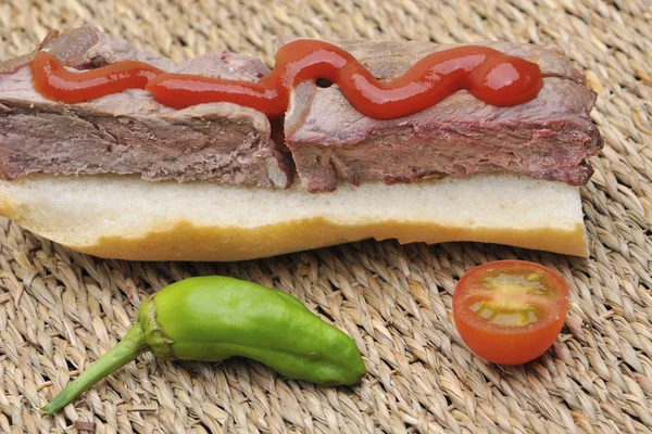 Sanduíche de bife com pimenta e tomate — Fotografia de Stock