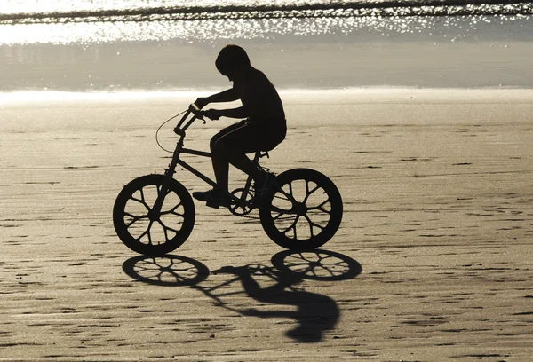 Дитяча поїздка на велосипеді — стокове фото