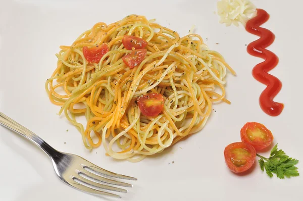 Spagetti, paradicsommal és fűszerekkel olívaolaj — Stock Fotó