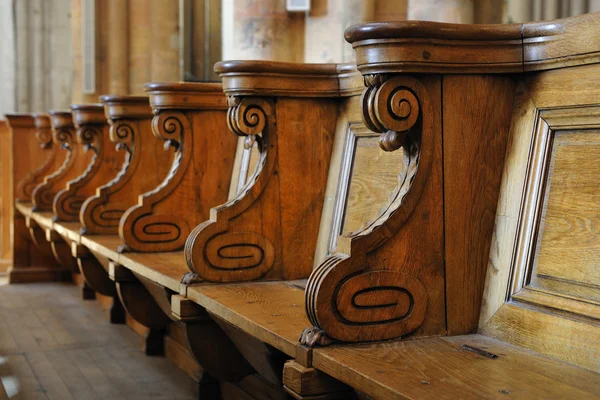 Деревянные скамейки в соборе — стоковое фото