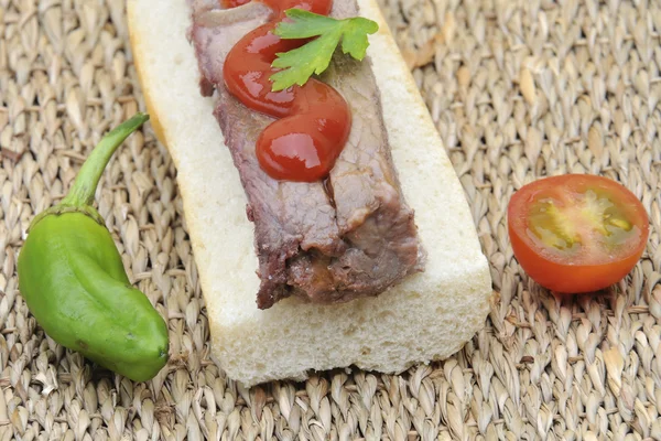 Sanduíche de bife com pimenta e tomate — Fotografia de Stock