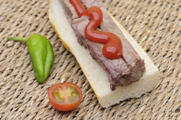 Sanduíche de bife com pimenta e tomate — Fotografia de Stock