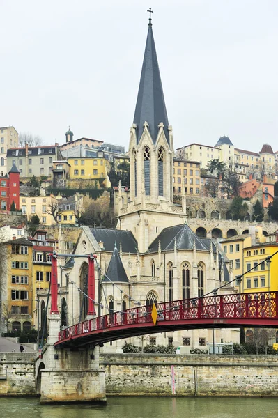 Церковь Святого Георгия и пешеходный мост — стоковое фото