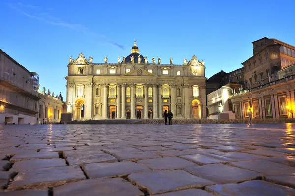 Hauptfassade der Petersbasilika in der vatikanischen Stadt — Stockfoto